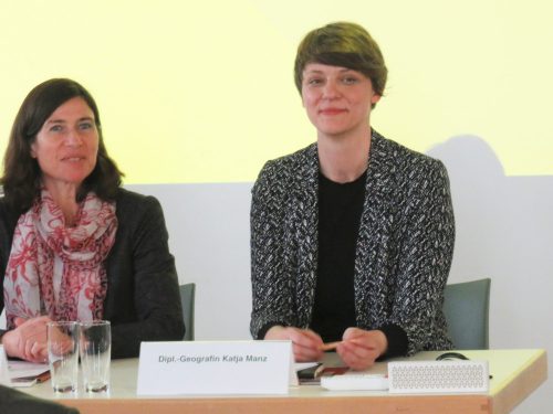 Katja Manz (rechts) bei der Vorstellung der App Industriegeschichte.